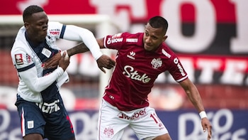 Luis Advíncula en duelo individual con Jhonny Vidales. - Crédito: A Presión