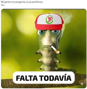 Personaje animado verde con grandes ojos azules, gorra roja y blanca con el logo 'JP', fumando un cigarrillo, sobre un fondo verde. Texto: 'FALTA TODAVÍA'