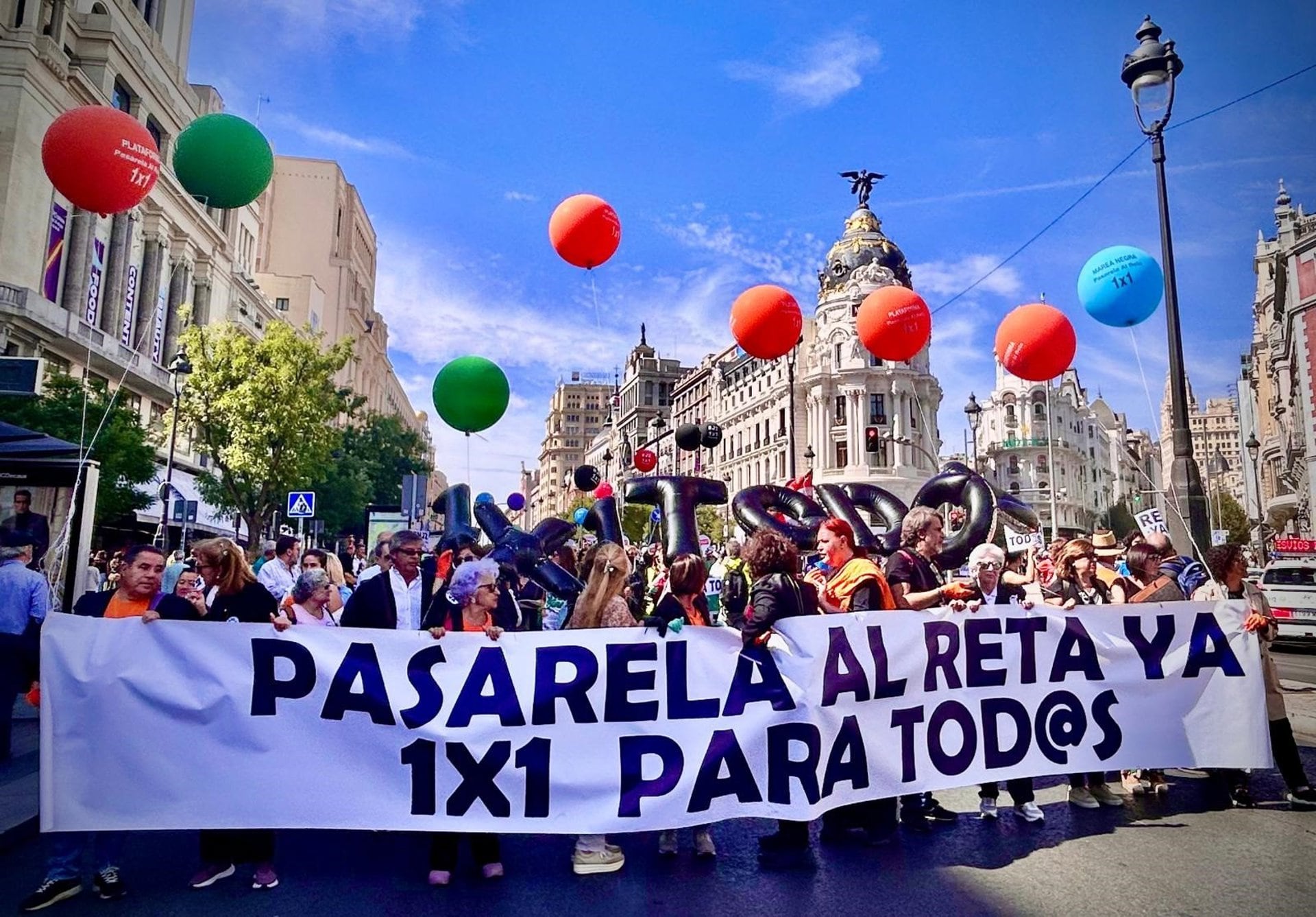 Manifestación de mutualistas frente al Congreso. (Europa Press)