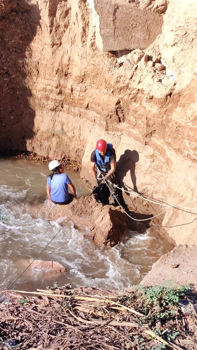 Un sistema de cuerdas, arneses y anclaje especial garantizó la extracción segura de la mujer en el canal de Mendoza