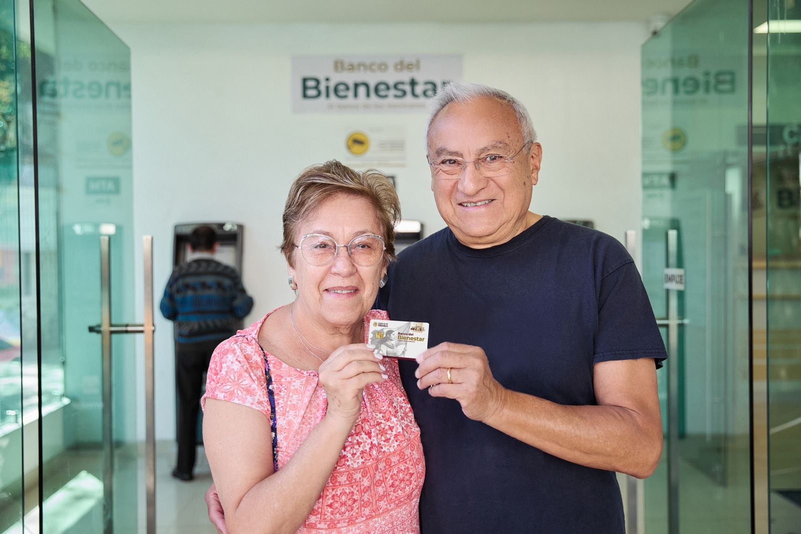 Las personas adultas mayores reciben 6,400 pesos en cada periodo bimestral de 2026. (Foto: Gobierno de México)