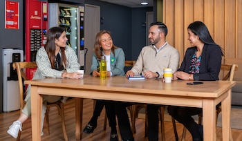 Más de 570 jóvenes acceden cada semestre a su primera experiencia laboral en Colsubsidio, impulsando su empleabilidad y crecimiento en cargos estratégicos.