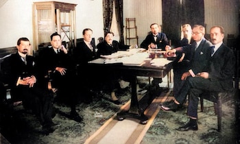 Miembros de la Junta de Gobierno provisional de la Revolución Juliana, el 10 de julio de 1925. De izquierda a derecha: Julio Enrique Moreno Peñaherrera, Francisco Arízaga Luque, Modesto Larrea Jijón, Luis Napoleón Dillon Cevallos, José Rafael Bustamante Cevallos (cabecera), Francisco J. Boloña Rolando, Pedro Pablo Garaycoa Cabanilla y el general Francisco Gómez de la Torre Zaldumbide. (Wikipedia)