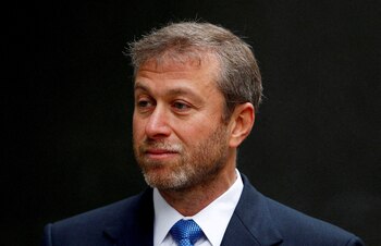 FILE PHOTO: Russian billionaire and owner of Chelsea football club Roman Abramovich arrives at a division of the High Court in central London October 31, 2011. REUTERS/Andrew Winning/File Photo