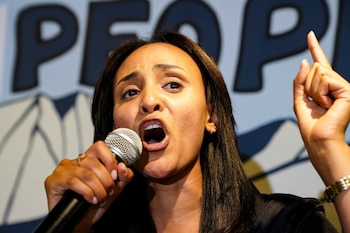 La candidata demócrata al Congreso Melat Kiros habla tras ganar la nominación demócrata durante una fiesta de seguimiento de la noche electoral de las primarias, el martes 30 de junio de 2026, en The Broadway, Denver. (Foto AP/Rebecca Slezak)
