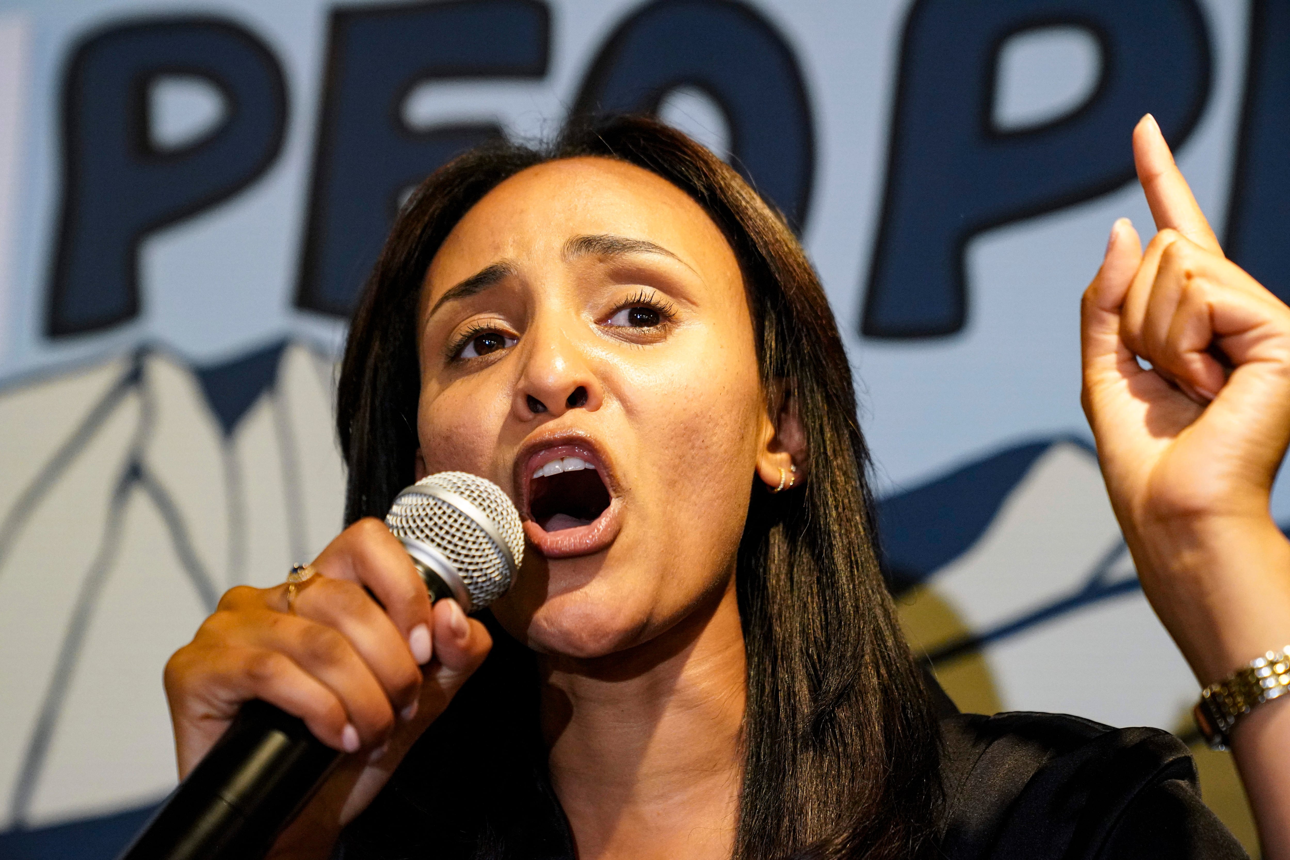 La candidata demócrata al Congreso Melat Kiros habla tras ganar la nominación demócrata durante una fiesta de seguimiento de la noche electoral de las primarias, el martes 30 de junio de 2026, en The Broadway, Denver. (Foto AP/Rebecca Slezak)