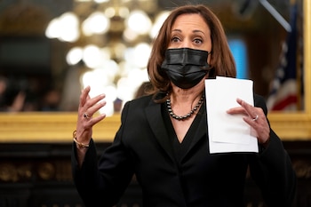 La vicepresidenta de Estados Unidos, Kamala Harris, fue registrada este viernes, al atender a la prensa, en la Casa Blanca, en Washington DC (EE.UU.). EFE/Leigh Vogel/Pool