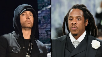 Díptico de dos músicos: a la izquierda, Eminem con sudadera y gorra oscura; a la derecha, Jay-Z con dreadlocks y traje negro, ambos mirando al frente.