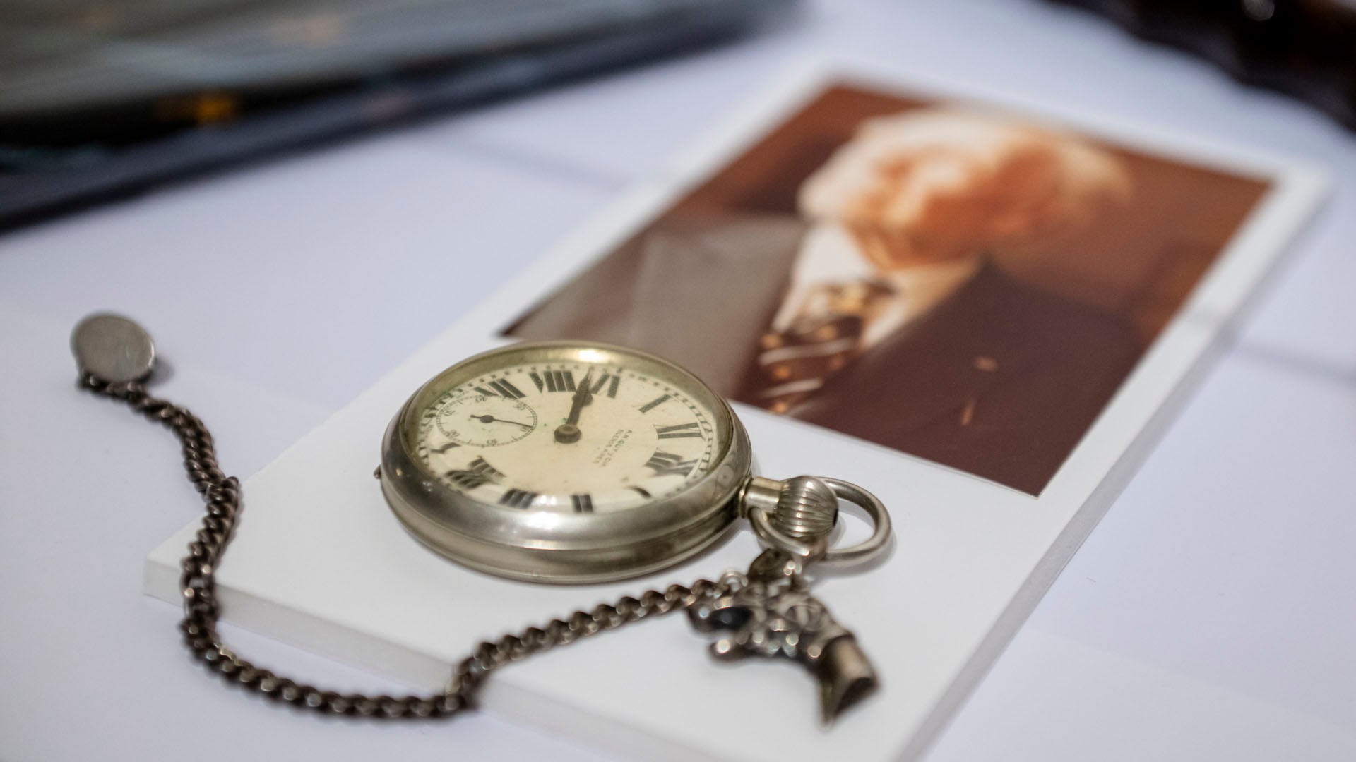 Un reloj y una foto de Borges: el museo Borges está en la casa contigua a donde vivió el autor. ( Adrián Escandar)