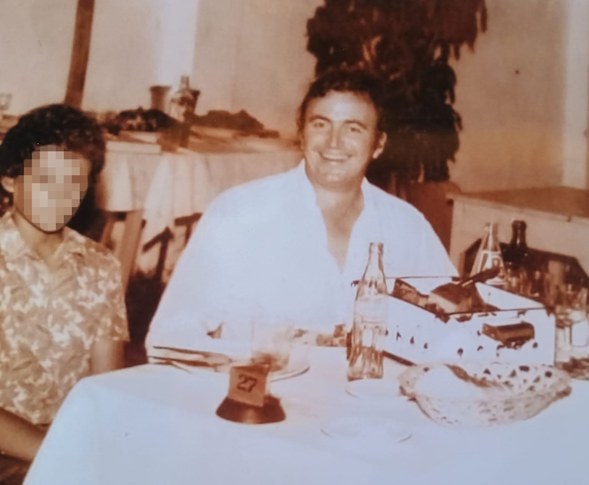 Federico Zichy Thyssen en una parrilla (foto del álbum de Aldo Vega)