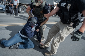 Imagen de referencia: Fotografía tomada el pasado 26 de mayo, en la que se captó la detención de un manifestantes por parte de agentes del Servicio de Inmigración y Aduanas (ICE) de Estados Unidos, frente al reclusorio Delaney Hall, en Newark (NJ, EE.UU.). EFE/Olga Fedorova