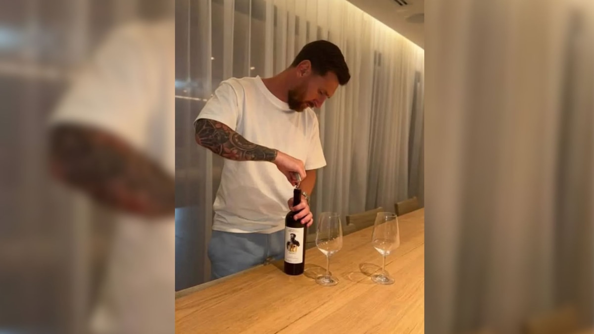 Lionel Messi con una copa de vino