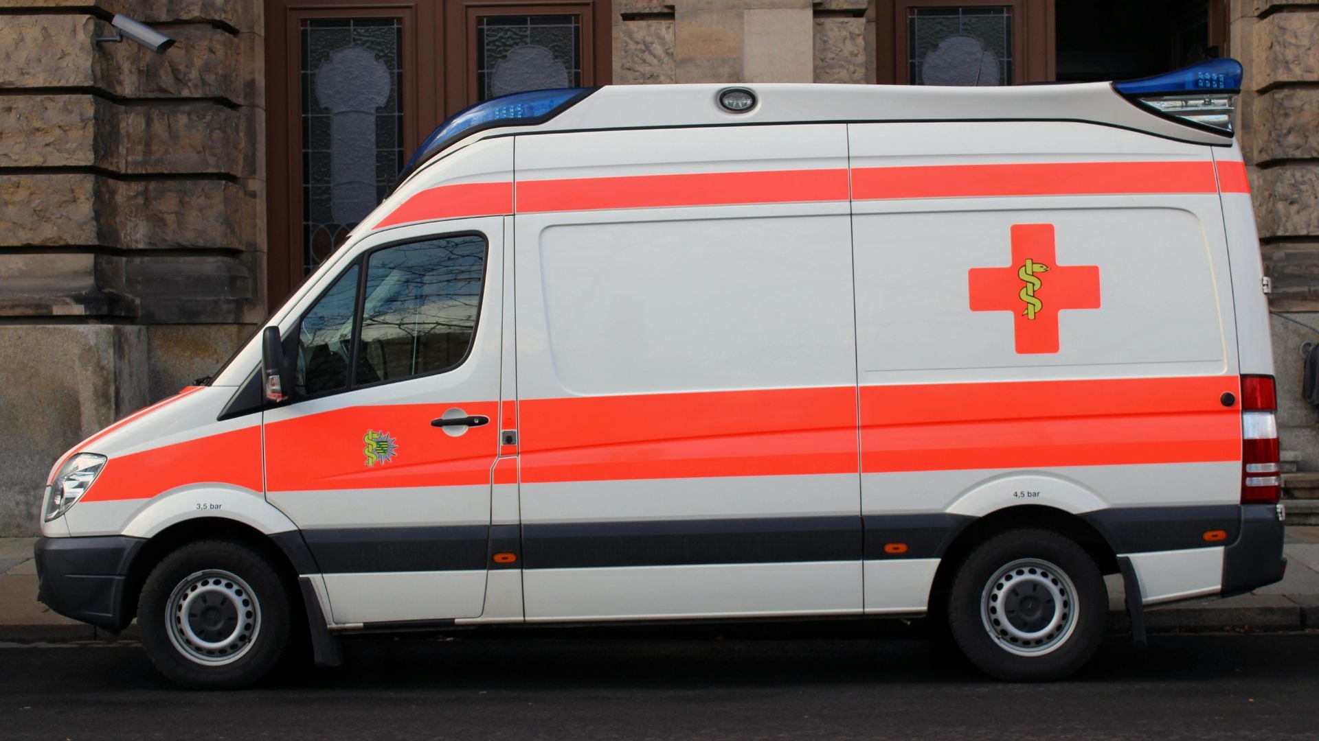 El tribunal entendió que el servicio de ambulancia debía garantizar que la paciente llegara sin daños a destino. (Foto de archivo: Canva)