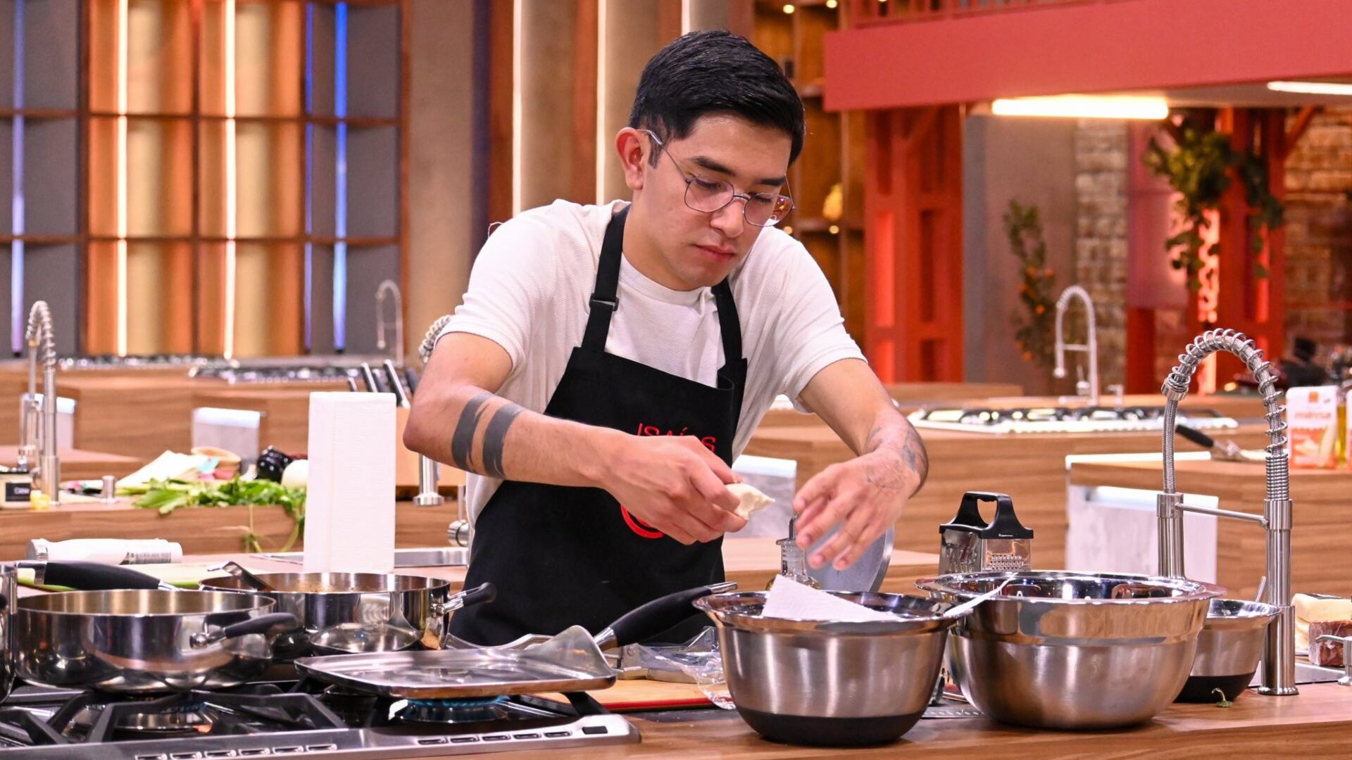 Isaías Espinoza, conocido como ‘Chef en Proceso’, es un joven chef mexicano que ha destacado por fusionar técnicas francesas con sabores tradicionales mexicanos (Foto: Azteca)