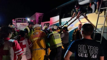 Un muerto y 39 heridos fue el saldo de un choque entre autobús y tractocamión en Sonora