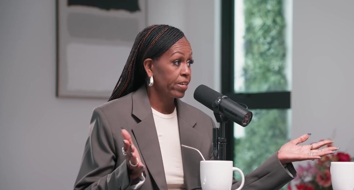 Michelle Obama destacó la importancia de normas colectivas para limitar el uso de pantallas en niños y adolescentes (Captura de video: YouTube - Michelle Obama)