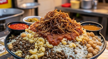 Plato hondo con arroz blanco, lentejas, pasta, garbanzos, cebolla frita y salsa de tomate. Incluye boles pequeños con salsa roja y salsa marrón.