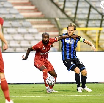 Didier Lamkel Zé en acción. Es un extremo con mucha dinámica.