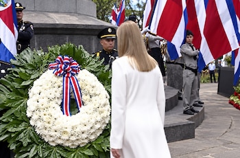 La mandataria rindió homenaje en el Monumento Nacional de Costa Rica. Crédito: Captura video Presidencia de la República