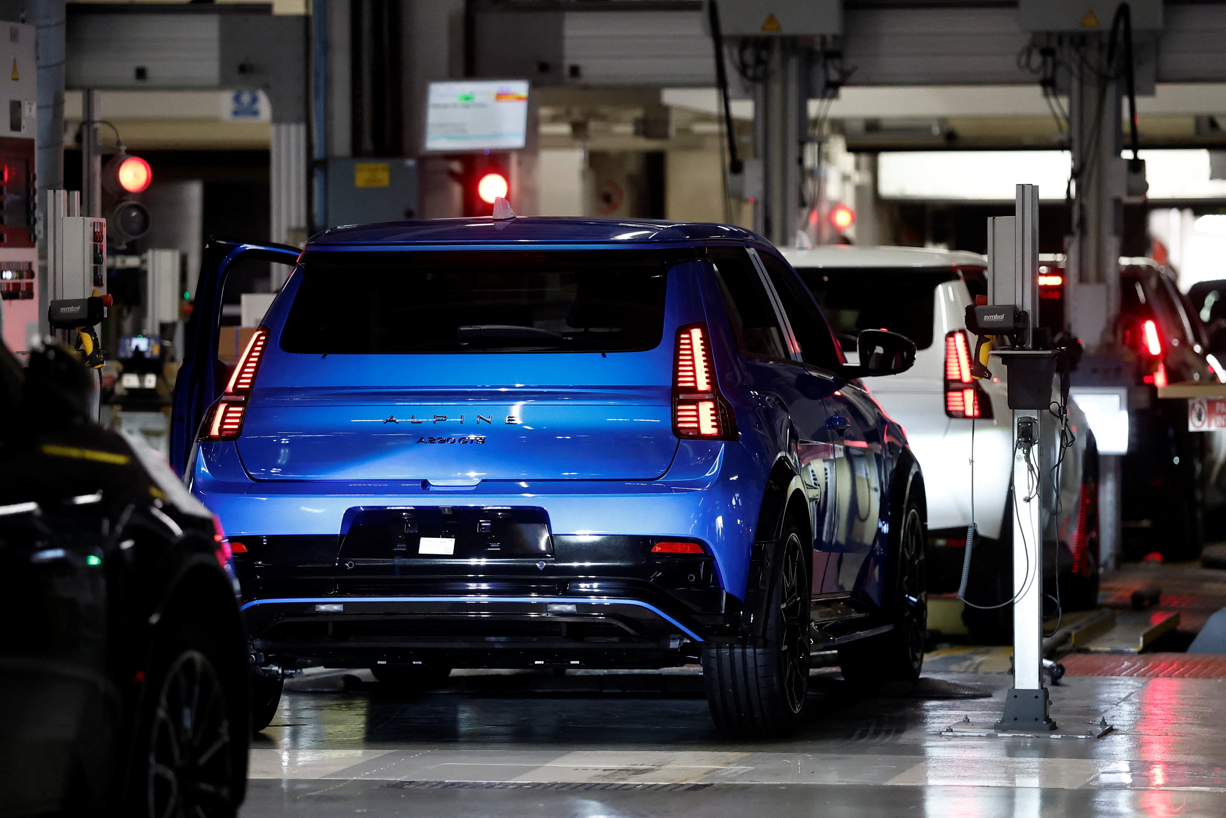 El MIT publicó un estudio que resuelve el debate sobre qué tipo de automóvil genera más emisiones contaminantes a lo largo de su ciclo de uso. (Reuters)