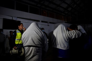 Migrantes guatemaltecos llegan en un