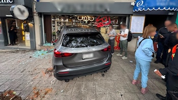 Adulta mayor se estrella contra una tienda de vinos en Lomas de Chapultepec