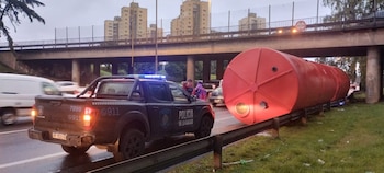 Un camión quedó atascado debajo