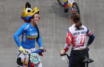 Jul 30, 2021. Foto Mariana Pajón, plata en ciclismo BMX, hablando con la británica Bethany, quien se quedó con el oro en los Juegos de Tokio.
REUTERS/Christian Hartmann
