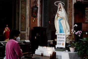 Una mujer reza con su