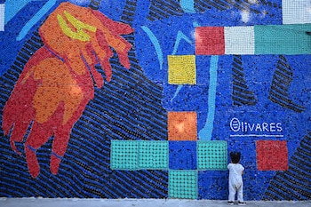 Una niña observa el impresionante