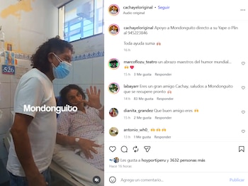 Un hombre con mascarilla permanece de pie junto a un paciente en una cama de hospital en una captura de redes sociales