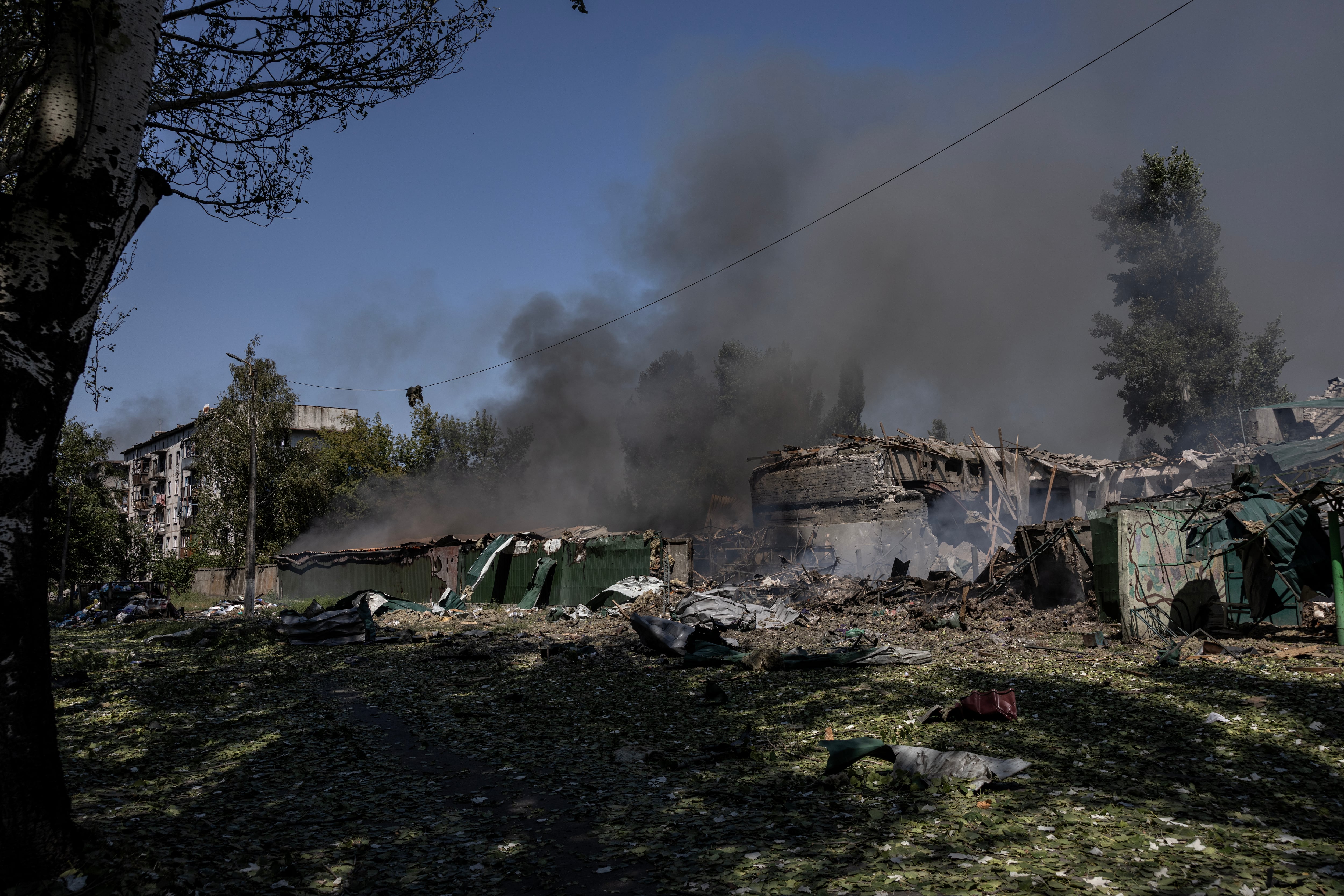 Edificios dañados por una bomba planeadora rusa arden en una localidad en la dirección de Pokrovsk, en la región oriental ucraniana de Donetsk. (Finbarr O’Reilly/The New York Times)