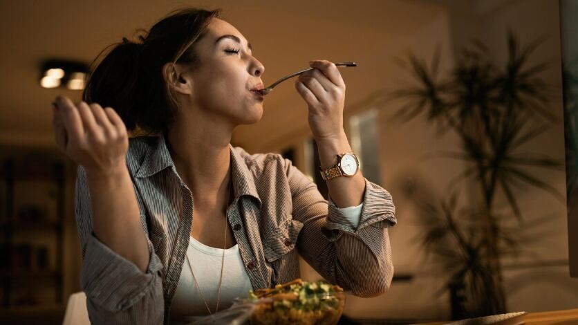 El estado de ánimo y la atención influyen directamente en la percepción del sabor de los alimentos, según estudios en psicología y gastrofísica