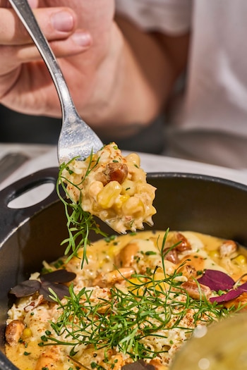 Entre los platos que resumen la propuesta de Tremé, el jambalaya ocupa un lugar especial. “Resume la historia del restaurante: tradición, técnica y sabor propio”