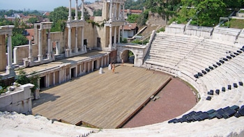 La ciudad fundada por el padre de Alejandro Magno que tiene 8.000 años de historia y un teatro romano casi intacto
