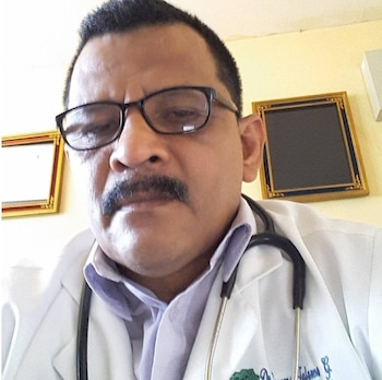Cámaras de seguridad captaron cómo al menos tres hombres trasladaron el cadáver del médico a la acera cerca de un expendio de drogas. (Foto retomada de La Prensa)