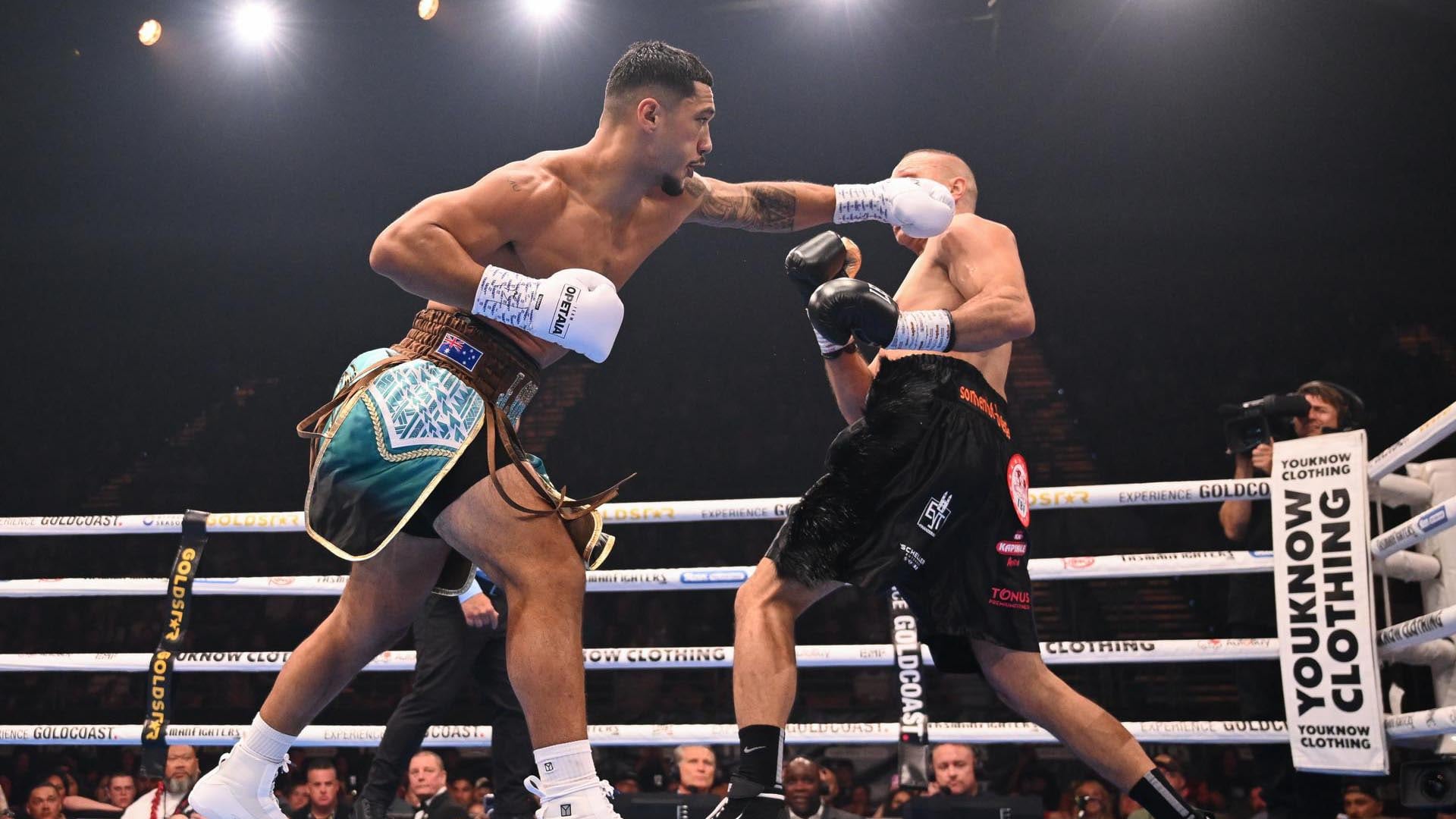 GOLD COAST (Australia), 06/12/2025.- Jai Opetaia (L) in action against Huseyin Cinkara during the IBF & The Ring cruiserweight world titles fight in Gold Coast, Australia, 06 December 2025. EFE/EPA/ZAIN MOHAMMED AUSTRALIA AND NEW ZEALAND OUT EDITORIAL USE ONLY