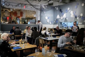 Varias personas cenan en un