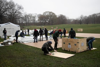 Un grupo de colaboradores arman