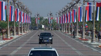 Una limusina que transporta al presidente ruso Vladimir Putin llega a Qasr Al Watan, en Abu Dhabi, Emiratos Árabes Unidos, el 6 de diciembre de 2023, en esta imagen fija tomada de un video. Kremlin.ru/Handout vía REUTERS