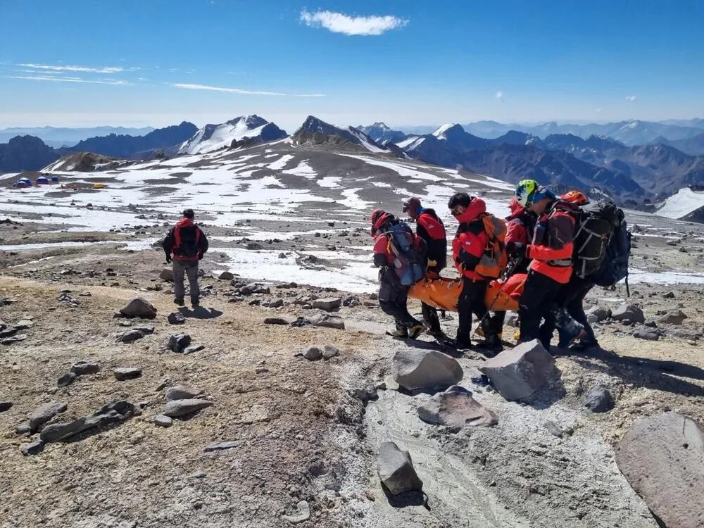 El montañista fue asistido con bebidas y alimentos antes del descenso