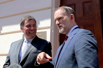 El ministro de Comercio de Canadá, Dominic LeBlanc, izquierda, y el representante comercial de Estados Unidos, Jamieson Greer, hablan con los periodistas en Washington D. C. el miércoles 19 de agosto de 2026, un día después de que el gobierno del presidente Donald Trump aplazara temporalmente los aranceles a Canadá (Kelly Geraldine Malone/The Canadian Press vía AP/Archivo)