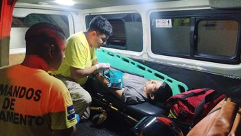 El accidente en el sector Las Brisas ocurrió cuando un motociclista intentó incorporarse a la vía principal y provocó un impacto con otro conductor. (Foto cortesía Comandos de Salvamento)
