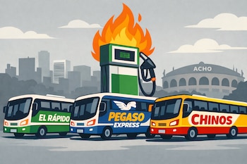 Ilustración de tres microbuses de Lima (verde, azul, amarillo) estacionados frente a un surtidor de gasolina en llamas. Al fondo, siluetas de edificios y la Plaza de Toros de Acho.