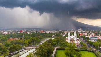 Chubascos eléctricos y vientos peligrosos impactarán el sureste. (Archivo)