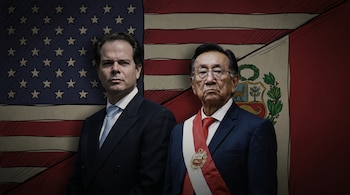 Fotografía del embajador de EEUU Navarro y el presidente de Perú José María Balcázar, ambos de traje formal, con un fondo ilustrado de las banderas de Estados Unidos y Perú.