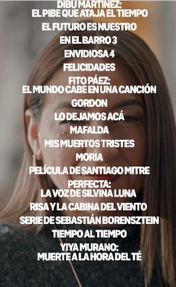 Primer plano de una mujer de cabello castaño con una lista de títulos de series y películas superpuesta sobre su rostro, destacando 'PERFECTA: LA VOZ DE SILVINA LUNA'