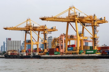 Buques de carga se cargan