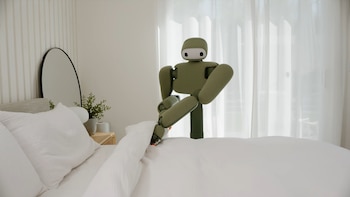 Isaac 1, el robot doméstico de Weave Robotics, ya está disponible en California con un precio base de 7.999 dólares o una suscripción mensual de 449 dólares.