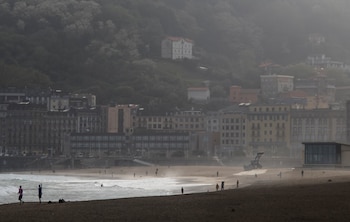 Bañistas y paseantes en la playa de la Zurriola de San Sebastián, a 22 de abril de 2026. Los cielos en el País Vasco permanecerán este miércoles poco nubosos, con intervalos de nubes bajas en la segunda mitad del día, las temperaturas máximas descenderán de forma notable y el viento soplará flojo del oeste con intervalos moderados en el litoral y girará al norte-noroeste por la tarde. (EFE)